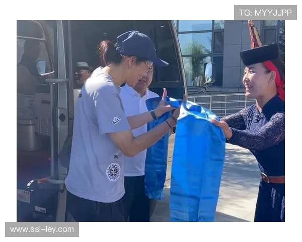 郎平现身内蒙古“草原村排”,称赞赛事氛围“又浪漫又接地气” 郎平现身内蒙古“草原村排”,称赞赛事氛围“又浪漫又接地气”