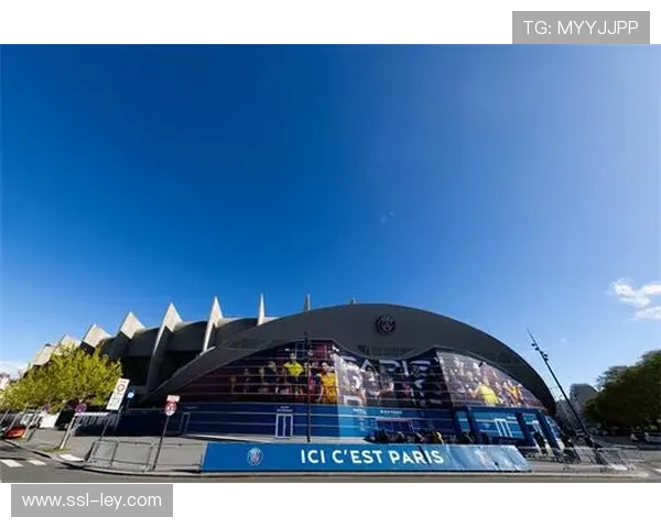 王子公园球场奖杯展示仪式:PSG如何通过情感联结与品牌垄断强化城市影响力