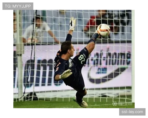 幕后：沃尔夫斯堡门将卡斯特尔斯在训练中指导青年队门将